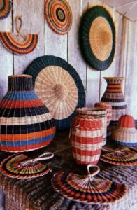 Peças de artesanato feitas com matéria prima manejada