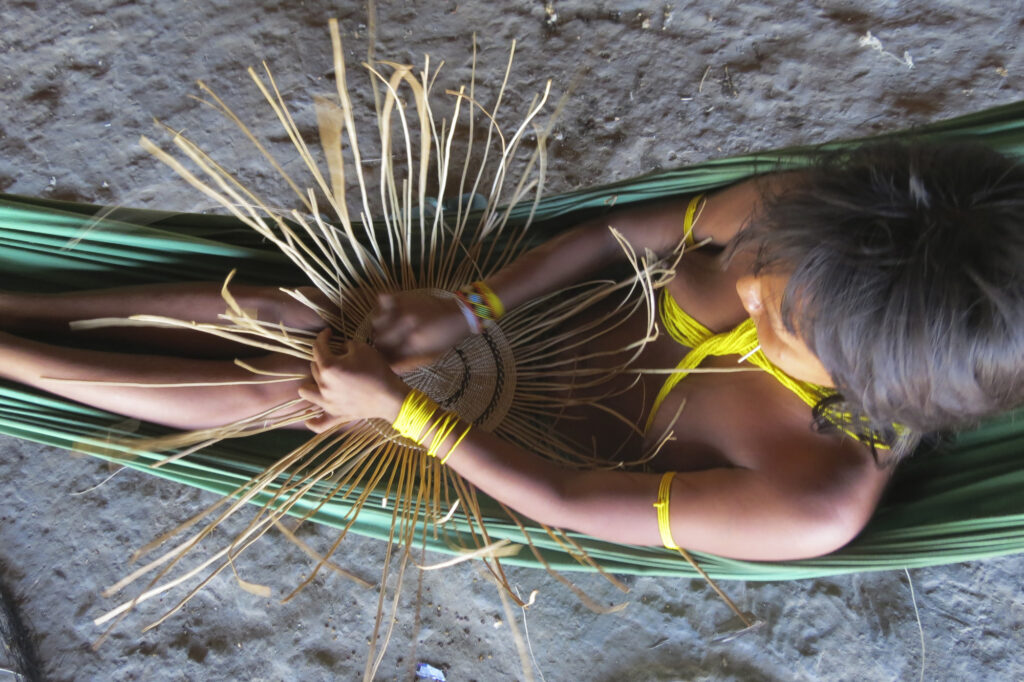 Mulher Yanomami tecendo cesto
